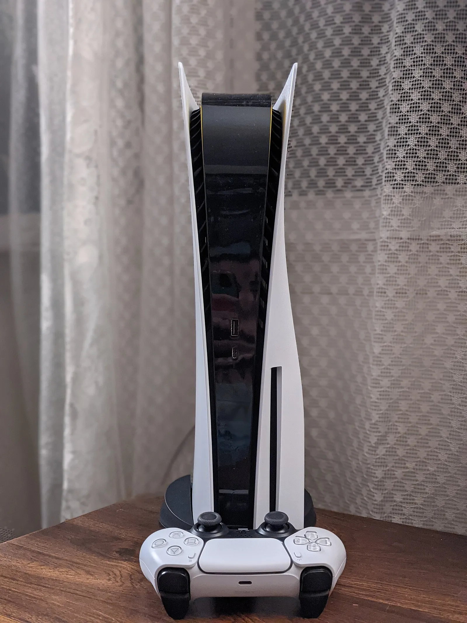 PlayStation 5 mit DualSense-Controller (Symbolbild)