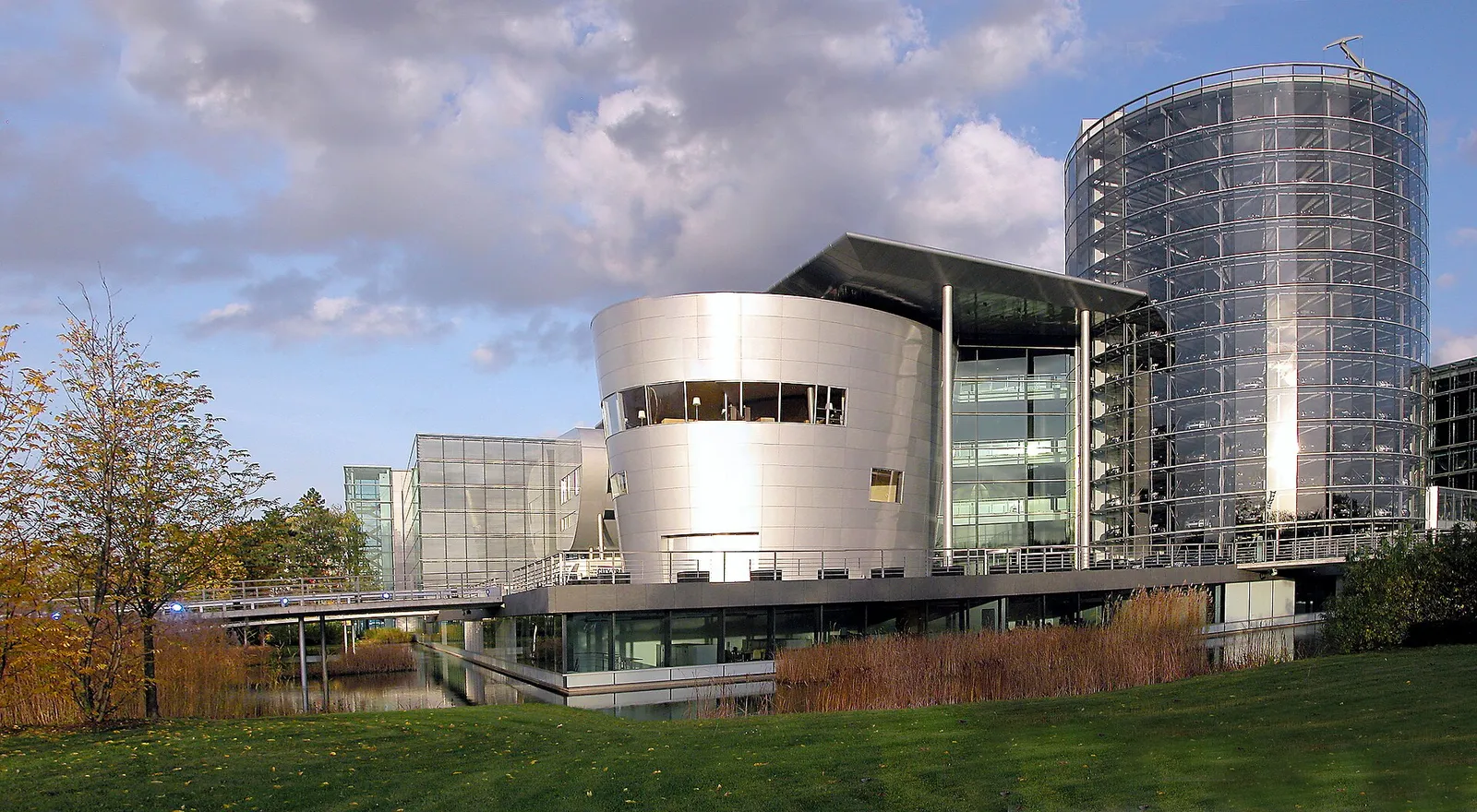 Fahrzeugmontage in der Gläsernen Manufaktur in Dresden