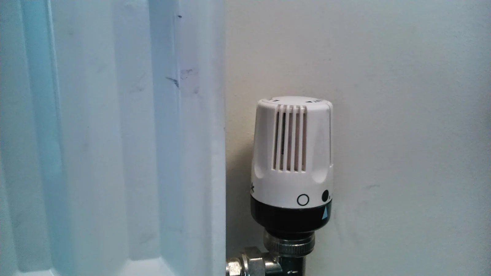 Thermostat an einem Heizkörper (Symbolbild)
