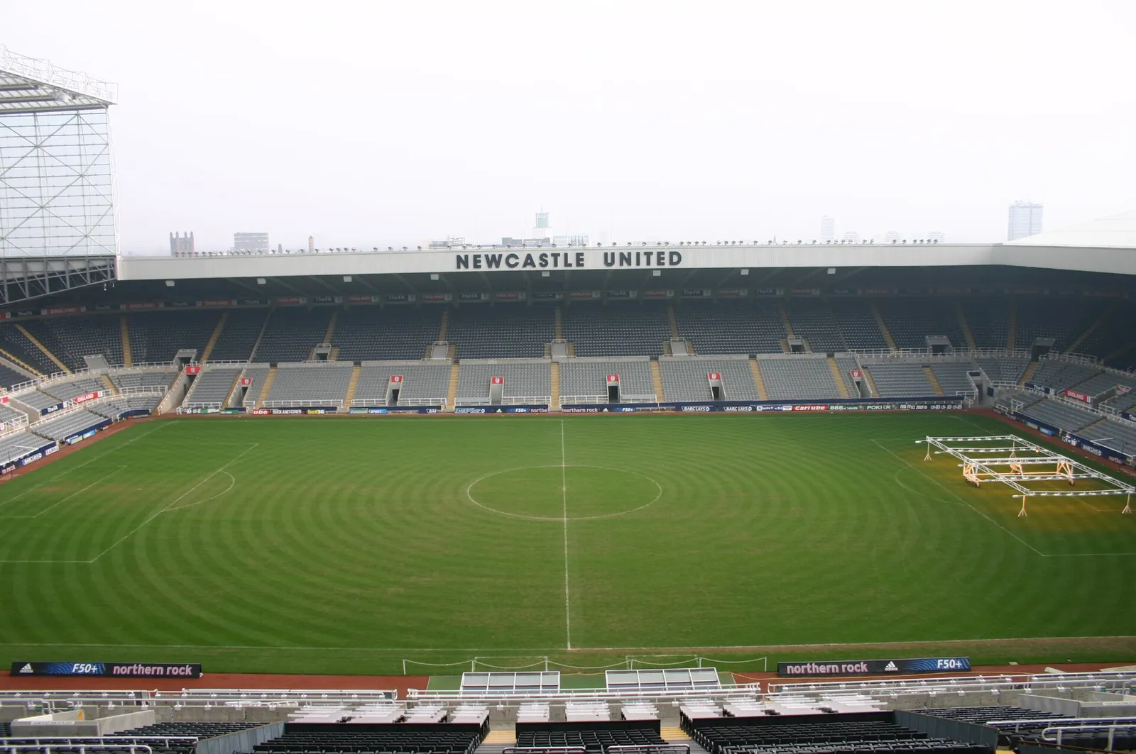 Ein Fußballstadion mit Rasen (Symbolbild)