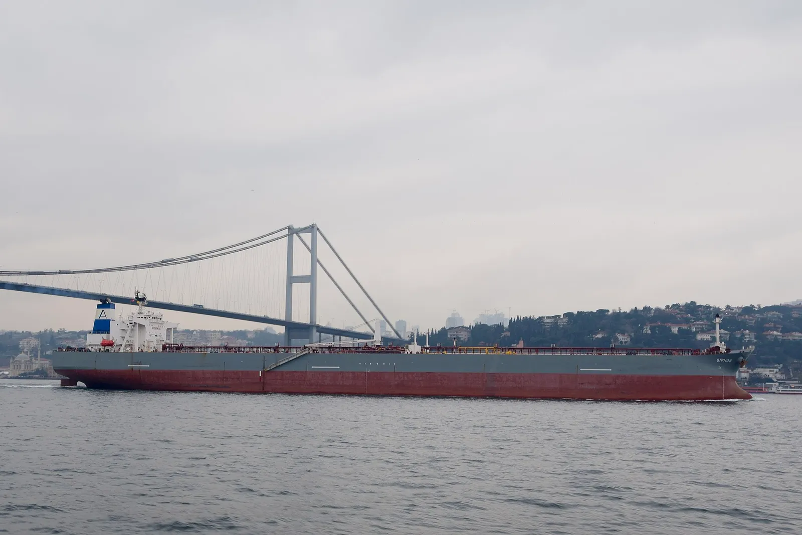 Ein Rohöltanker in einer Meerenge (Symbolbild)