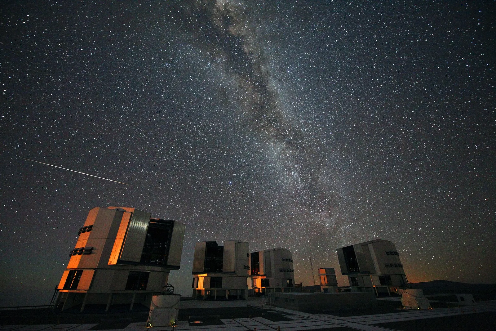 Perseiden-Sternschnuppen über dem Very Large Telescope der ESO in Chile