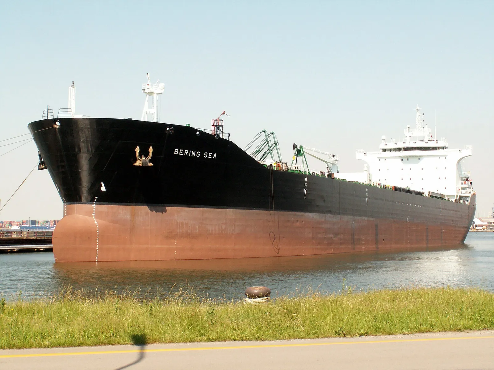 Ein Öltanker im Hafen (Symbolbild)