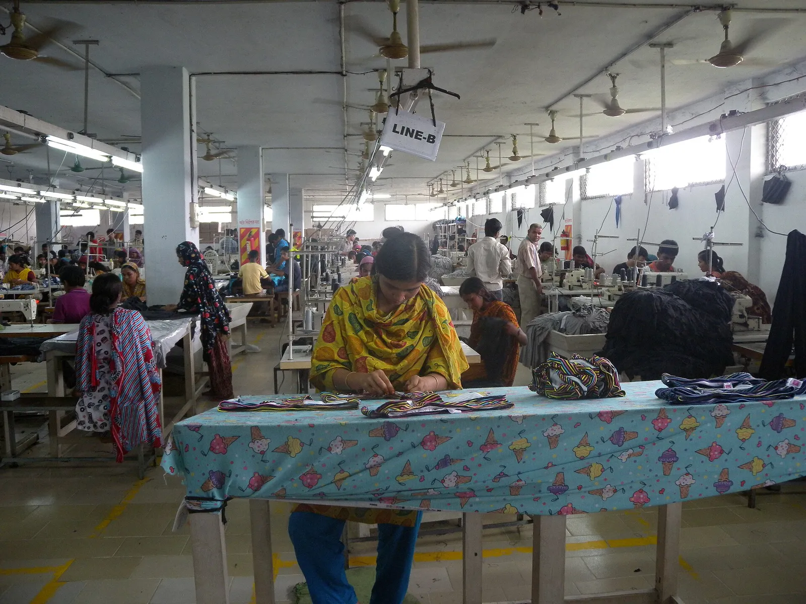 Näherinnen in einer Textilfabrik in Bangladesch (Symbolbild)