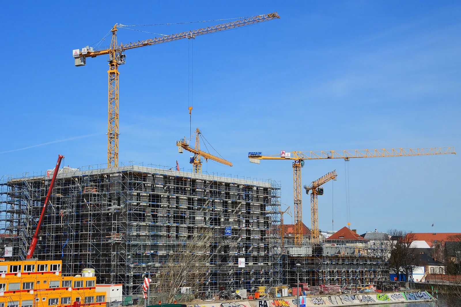 Baustelle für Wohn- und Geschäftsgebäude in Berlin