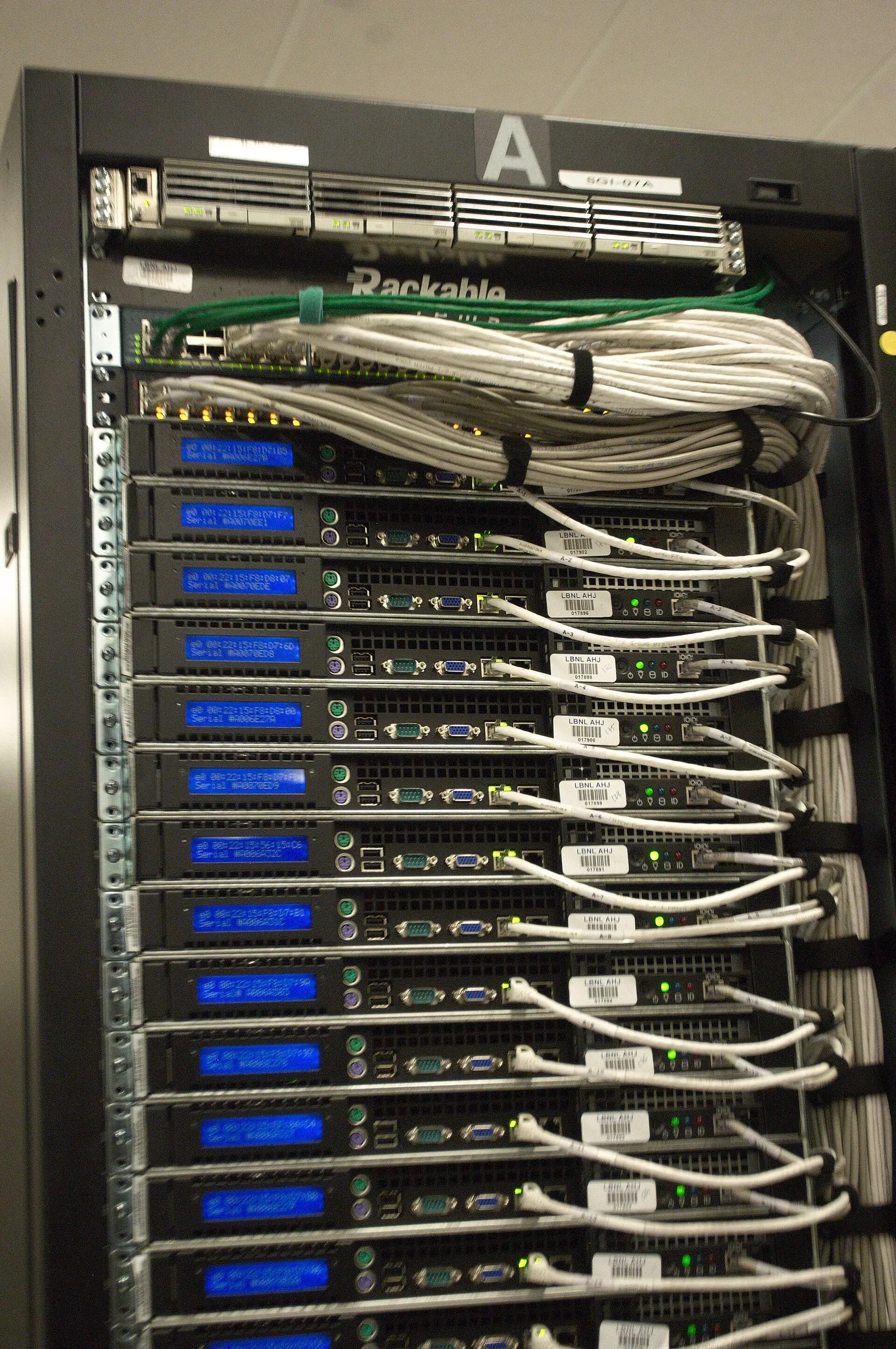 Server und Netzwerkkabel in einem Rechenzentrum (Symbolbild)