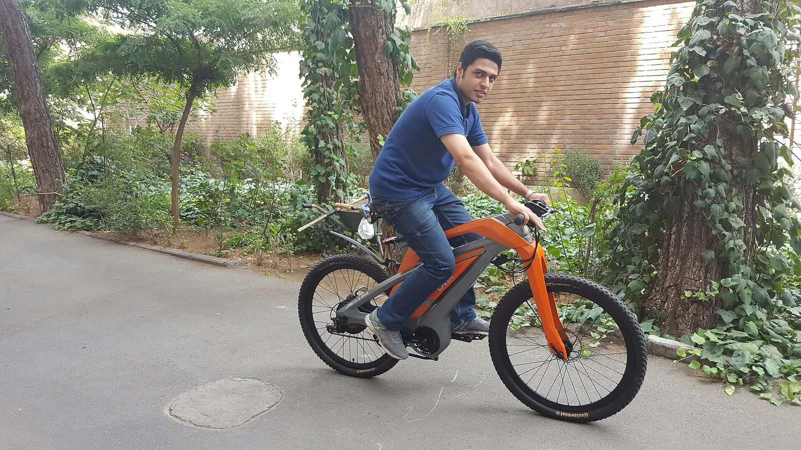 Eine Person fährt auf einem Elektrofahrrad (Symbolbild)
