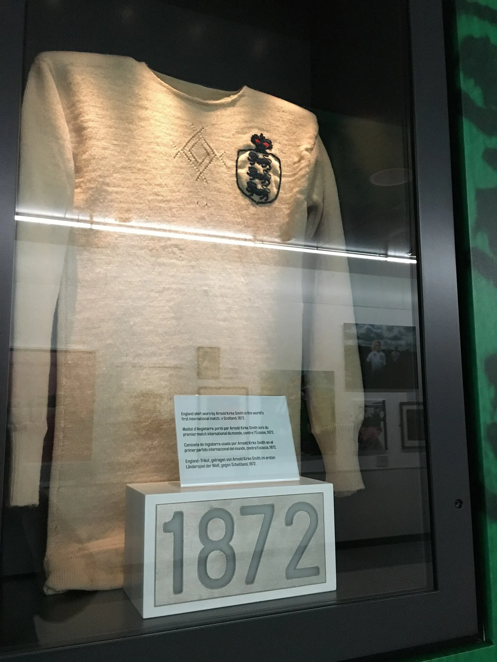 Ausgestellte Fußballtrikots in einer Vitrine (Symbolbild)