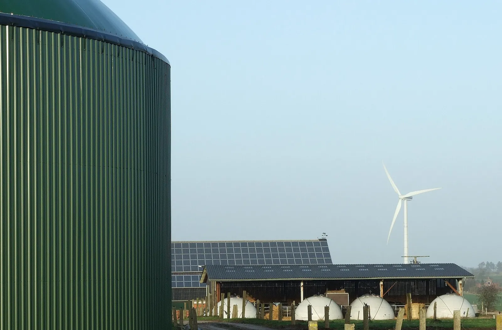 Solarmodule und Windräder (Symbolbild)