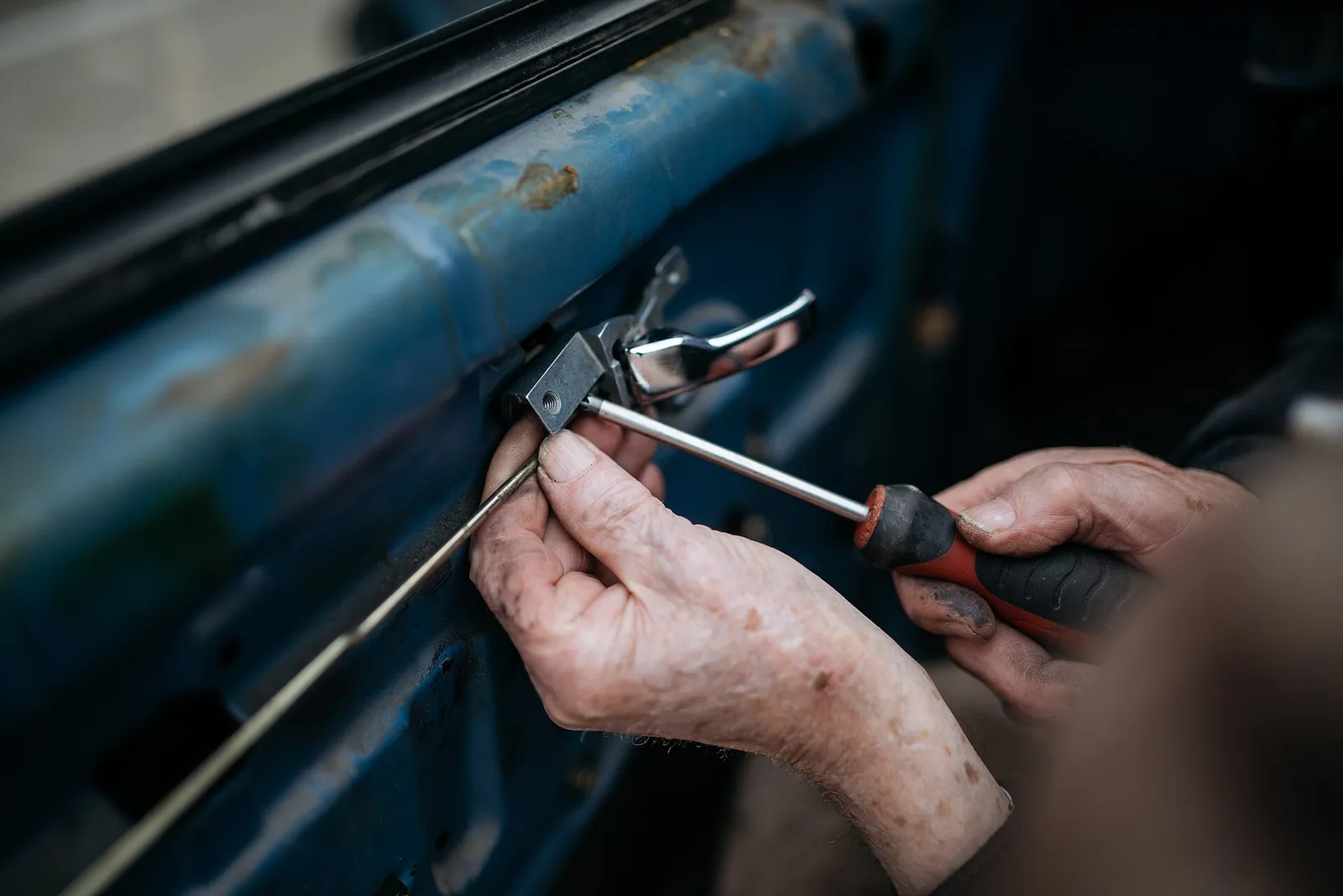 Reparatur mit einem Schraubendreher in einer Werkstatt (Symbolbild)