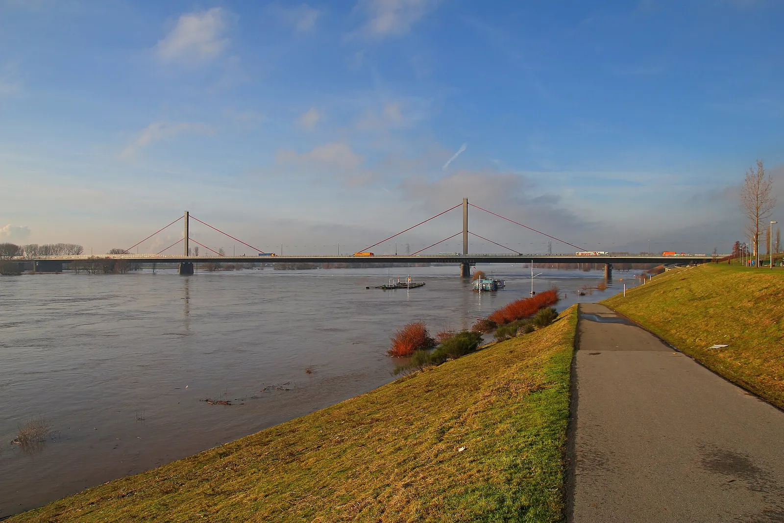Die Autobahnbrücke über den Rhein bei Leverkusen (Archivbild)