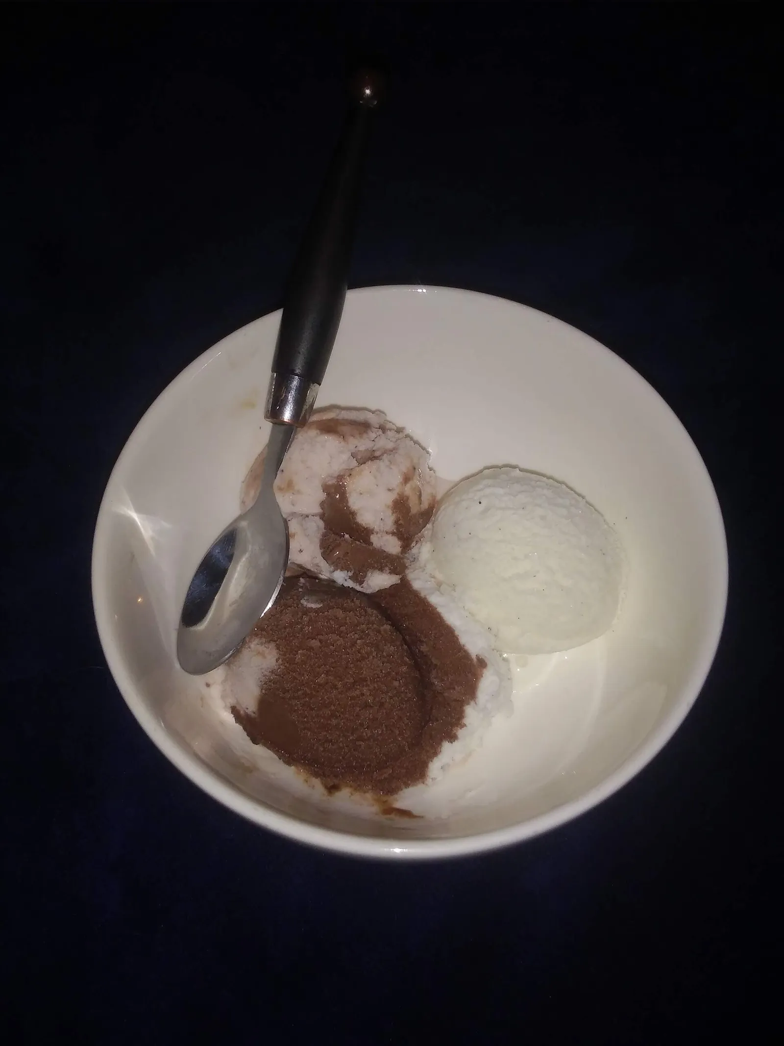 Eine Schale Speiseeis (Symbolbild)