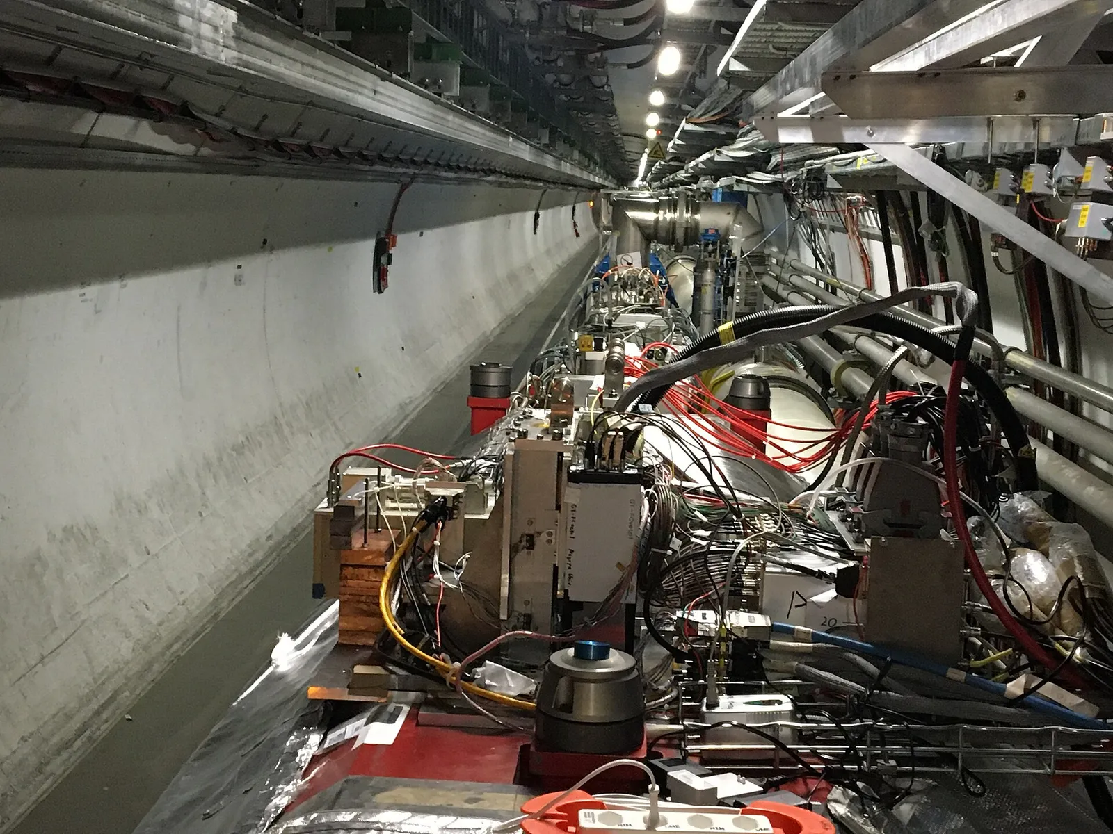 Technik im Tunnel des Large Hadron Collider am CERN