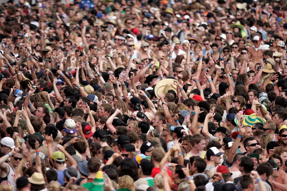 Publikum bei einem Open-Air-Musikfestival (Symbolbild)