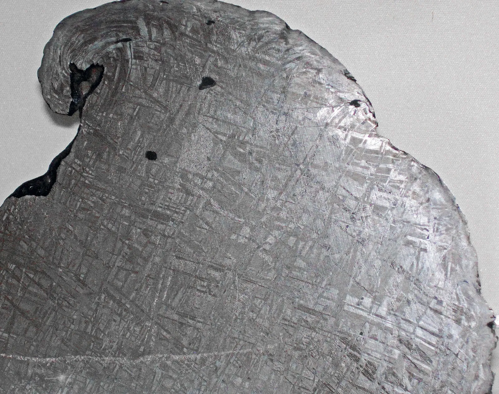 Ein angeschnittener Eisenmeteorit mit Kristallmuster (Symbolbild, Gibeon-Meteorit)