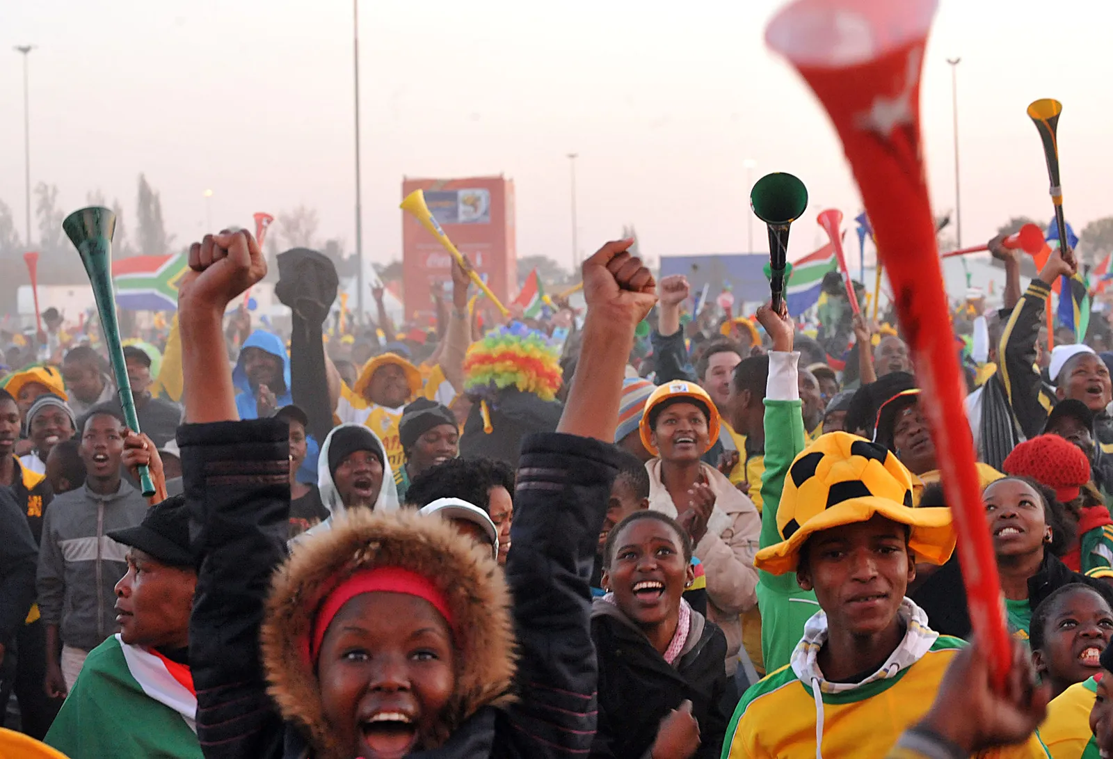 Südafrikanische Fußballfans beim Public Viewing in Soweto (Archivbild von 2010)