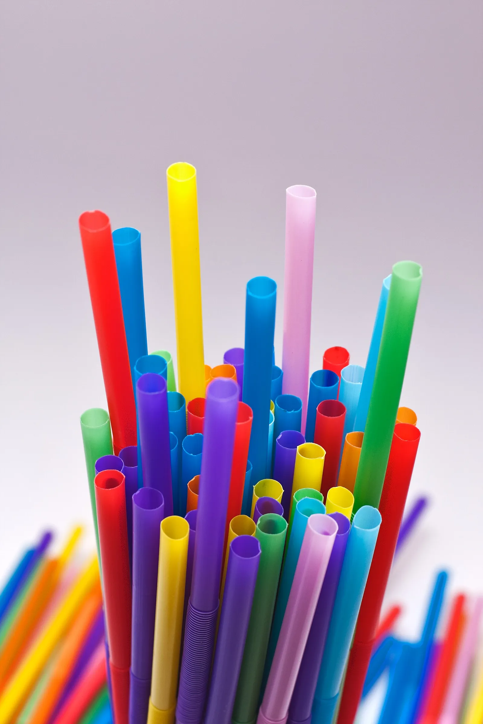 Bunte Einweg-Trinkhalme aus Plastik (Symbolbild)
