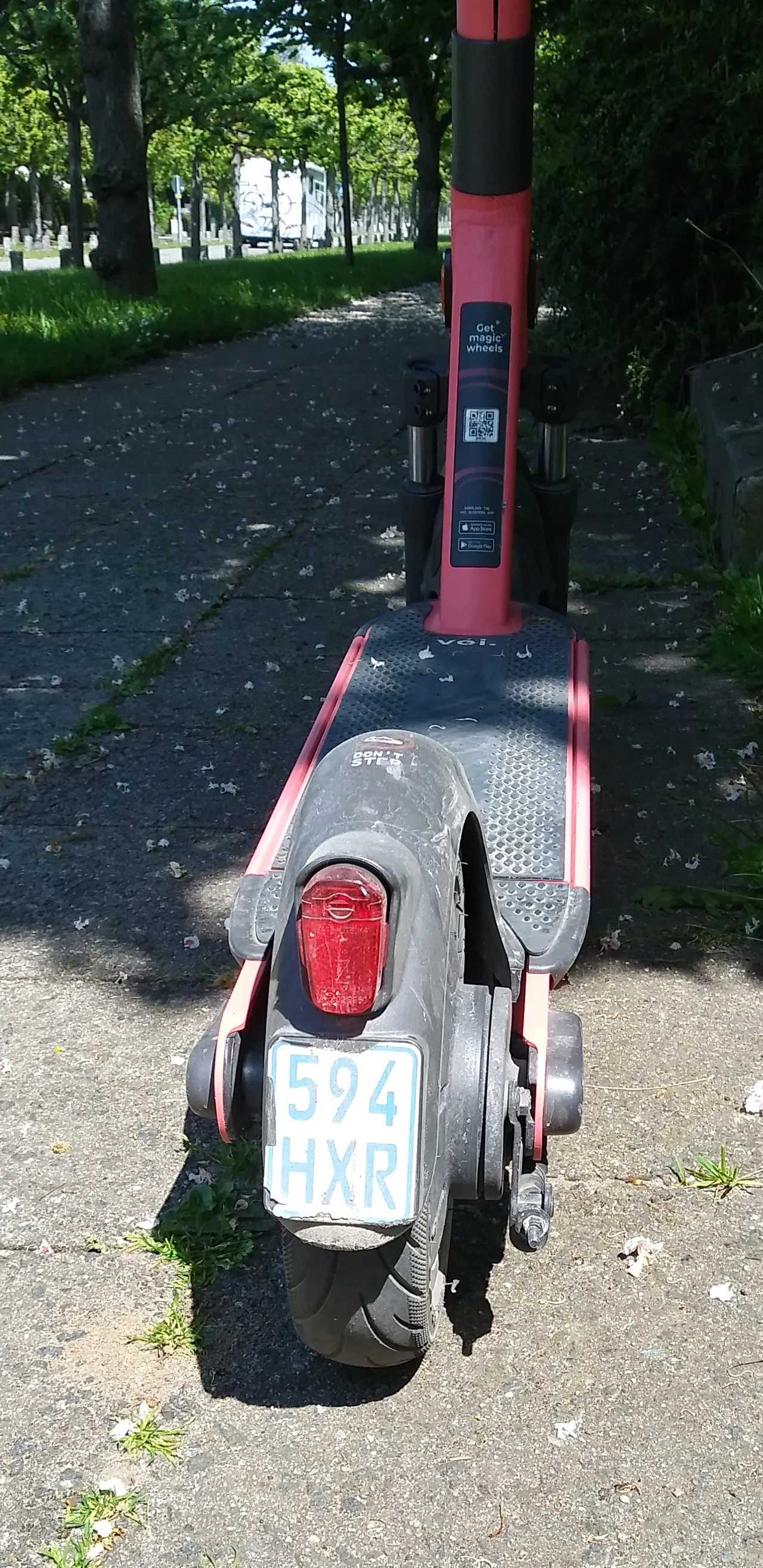 Ein abgestellter E-Scooter am Straßenrand (Symbolbild)