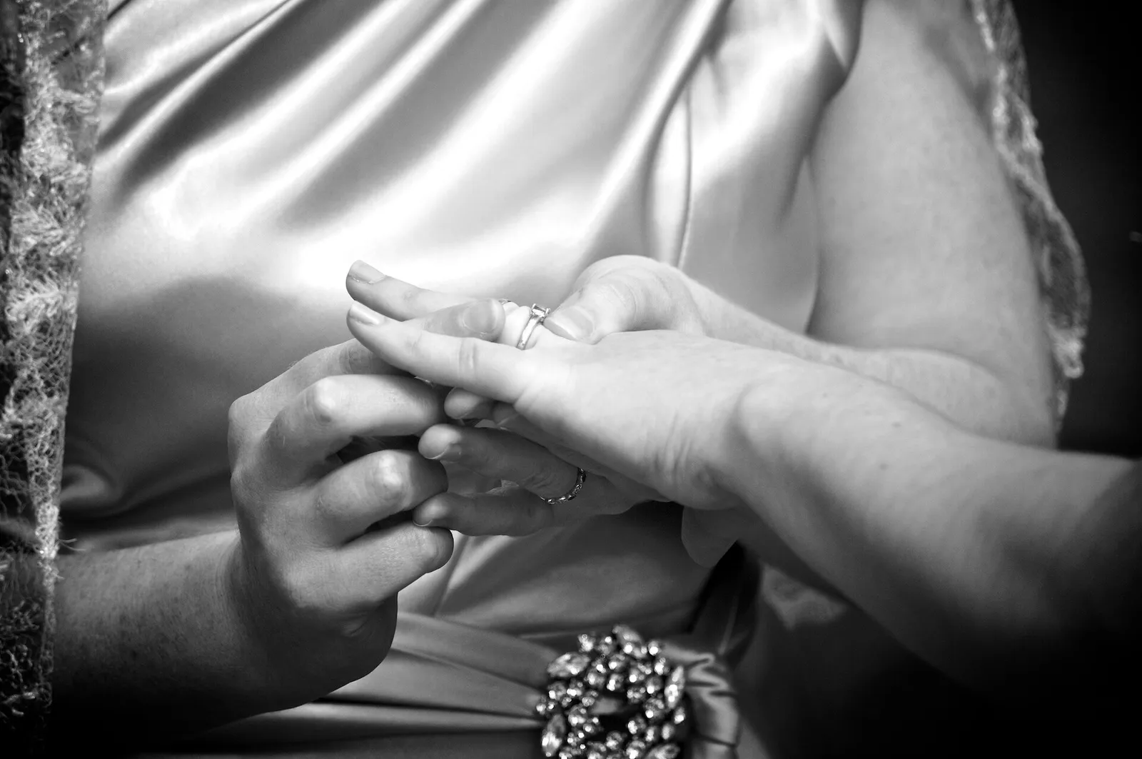 Ringtausch bei einer Hochzeit (Symbolbild)