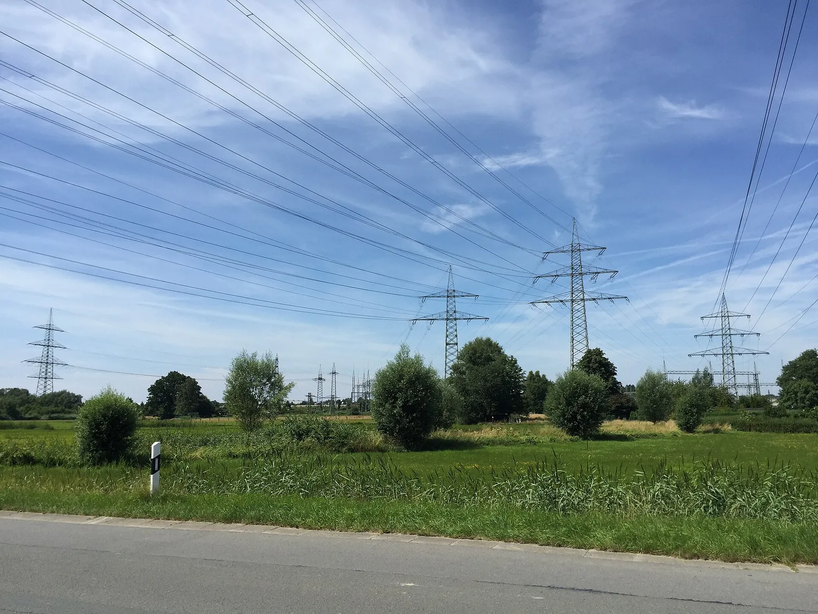 Hochspannungsleitungen (Symbolbild)