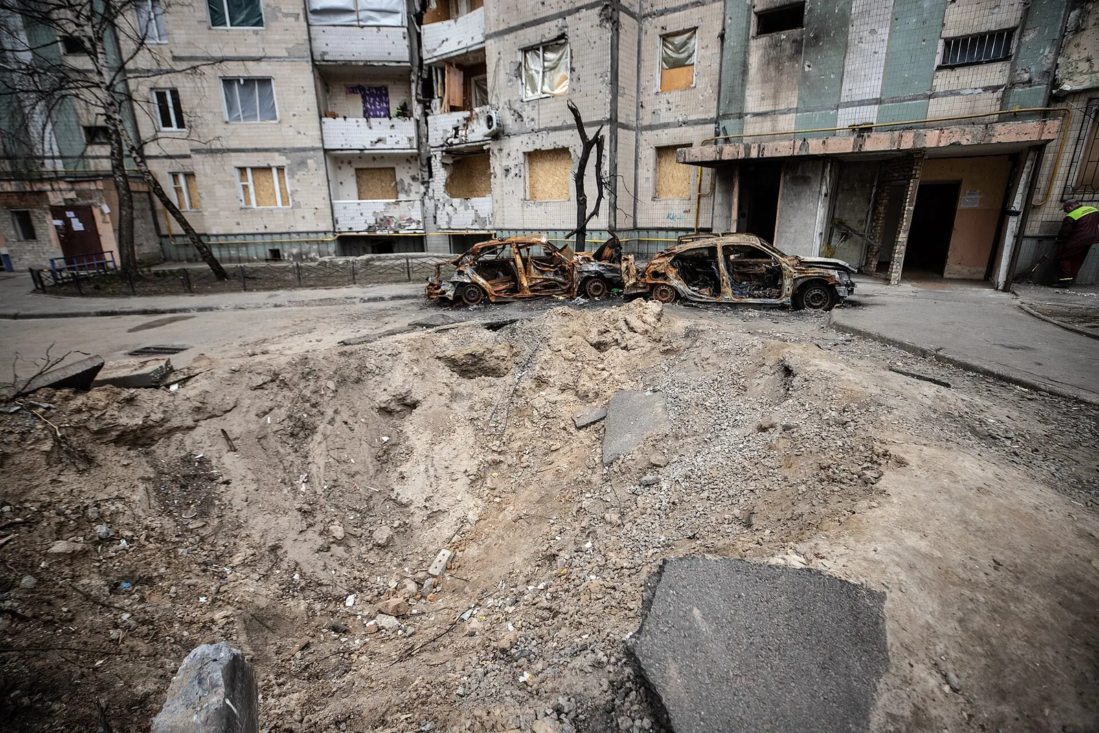 Ein durch russischen Beschuss beschädigtes Wohnhaus in Kiew (Archivbild)