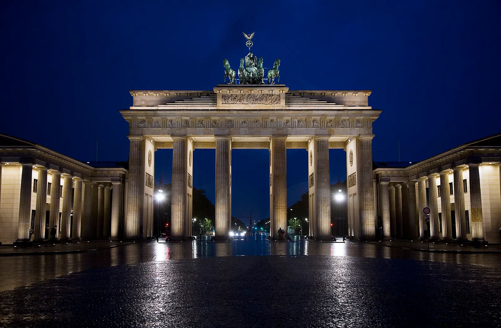 Das Brandenburger Tor bei Nacht (Archivbild)