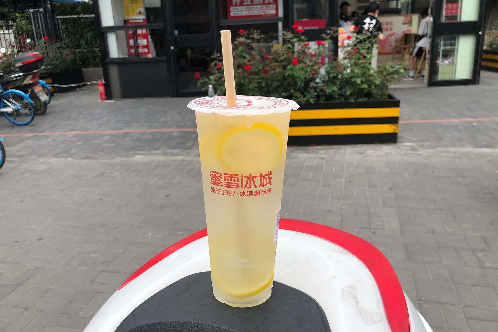 Ein Glas Limonade mit Zitrone und Eiswürfeln