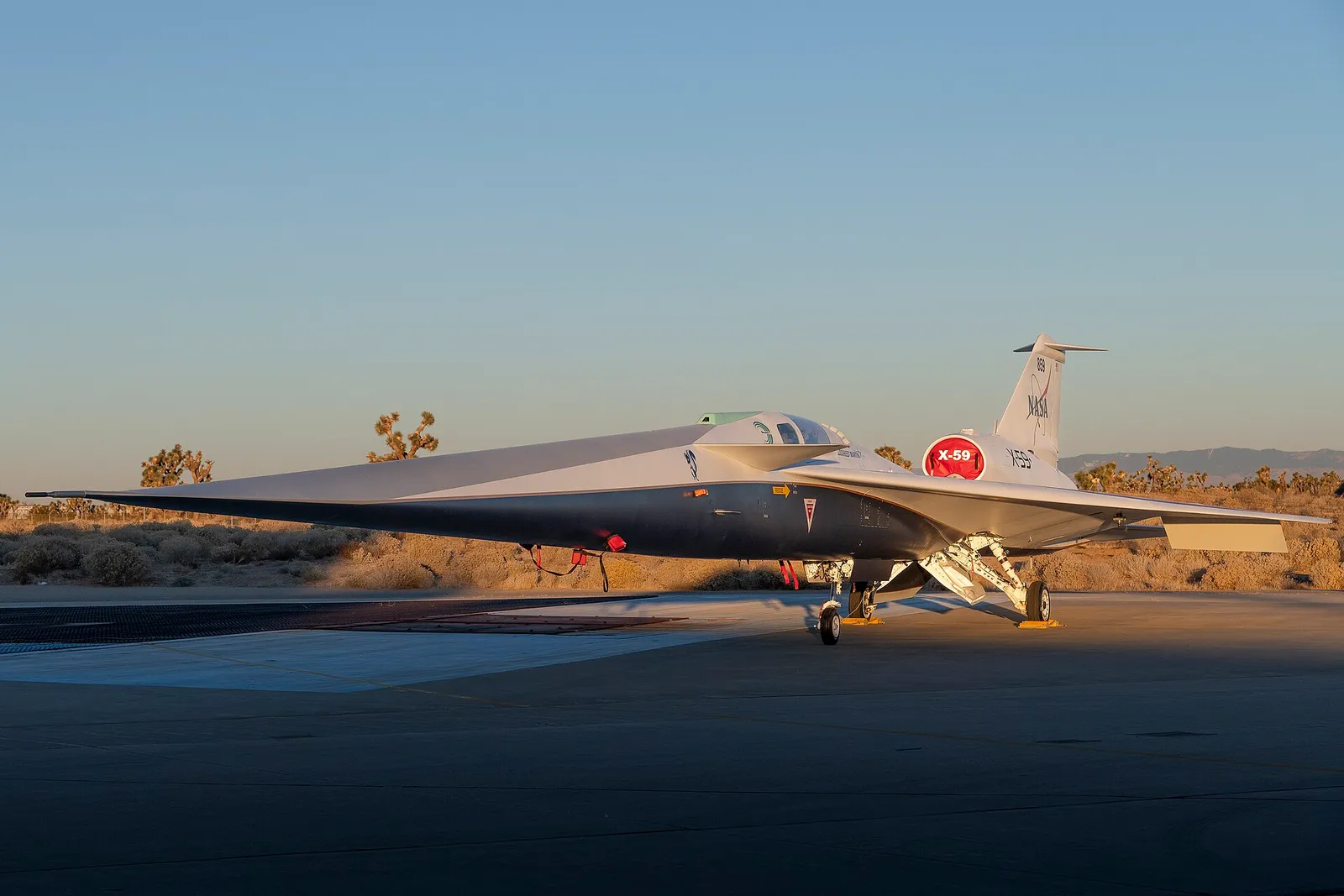 Das Experimentalflugzeug NASA X-59 auf dem Rollfeld