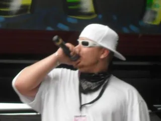 Ein Rapper bei einem Live-Auftritt (Symbolbild)