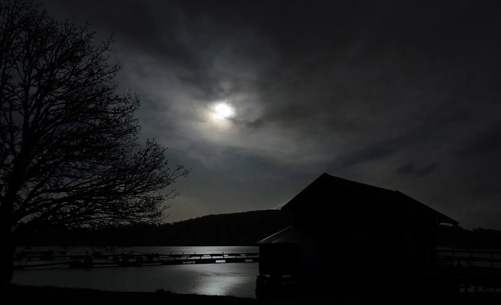 Ein Vollmond über dem Wasser (Symbolbild)