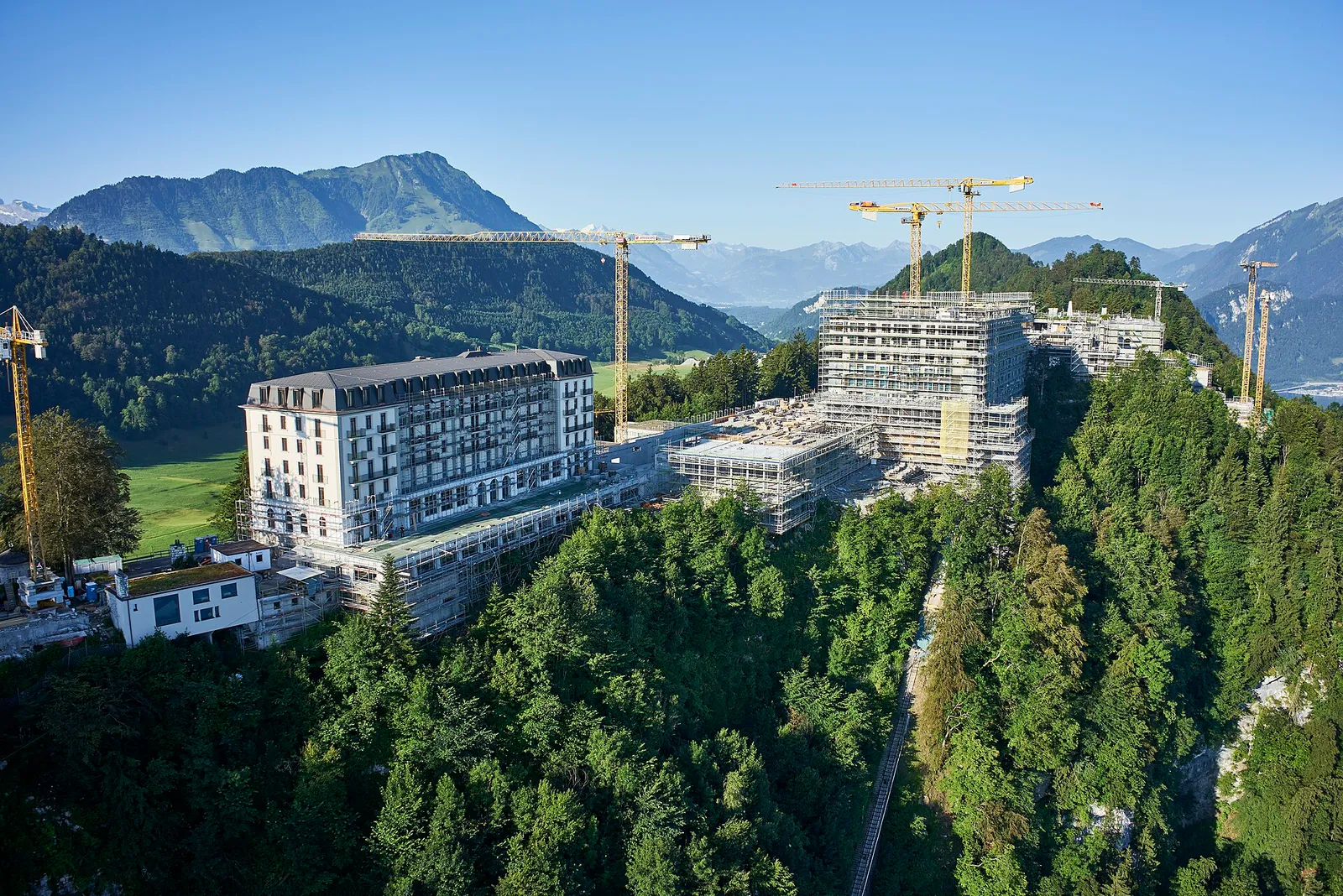 Das Bürgenstock-Resort über dem Vierwaldstättersee im Morgenlicht – Schauplatz der Verhandlungen