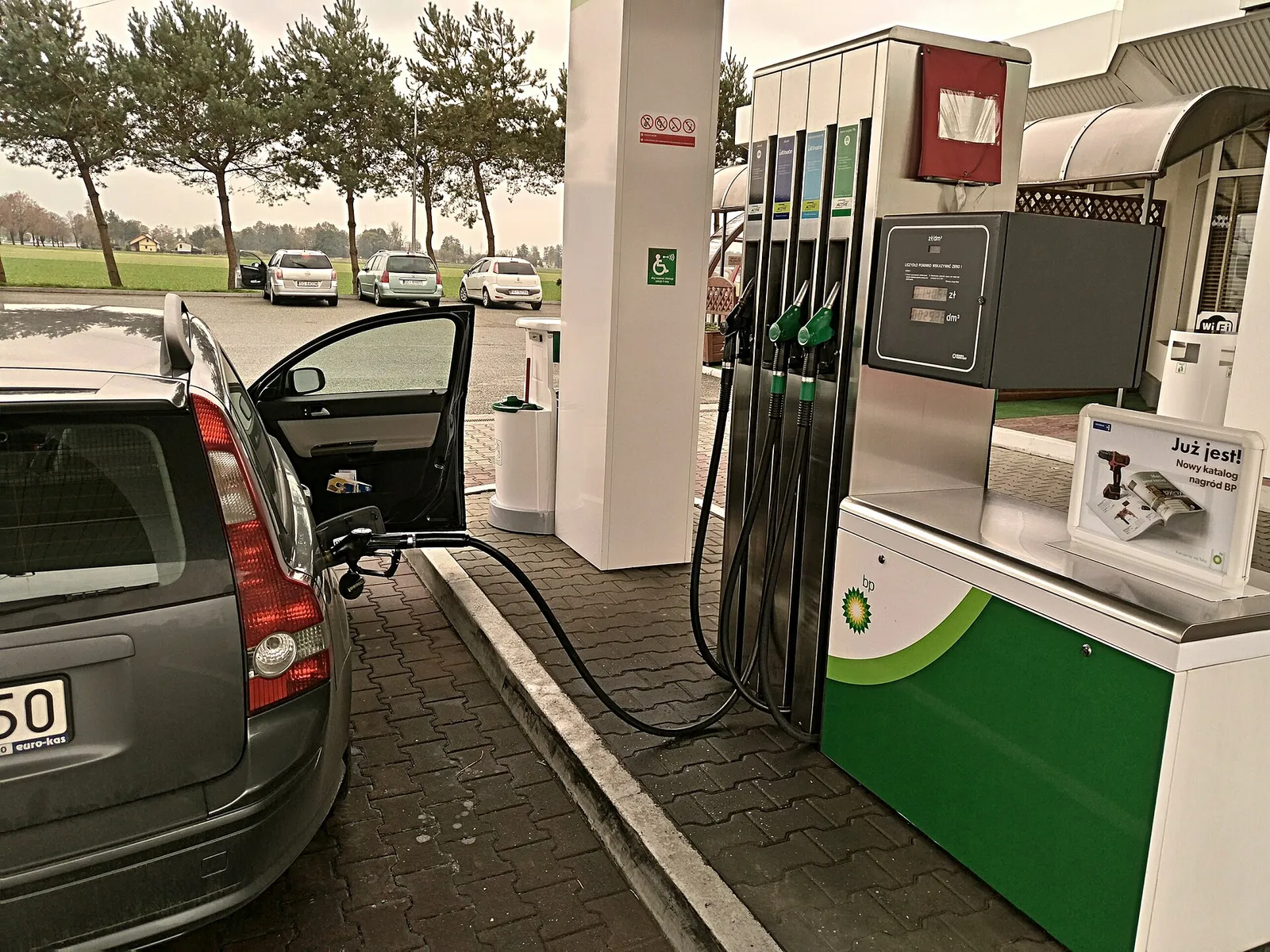 Ein Auto wird an einer Tankstelle betankt (Symbolbild)
