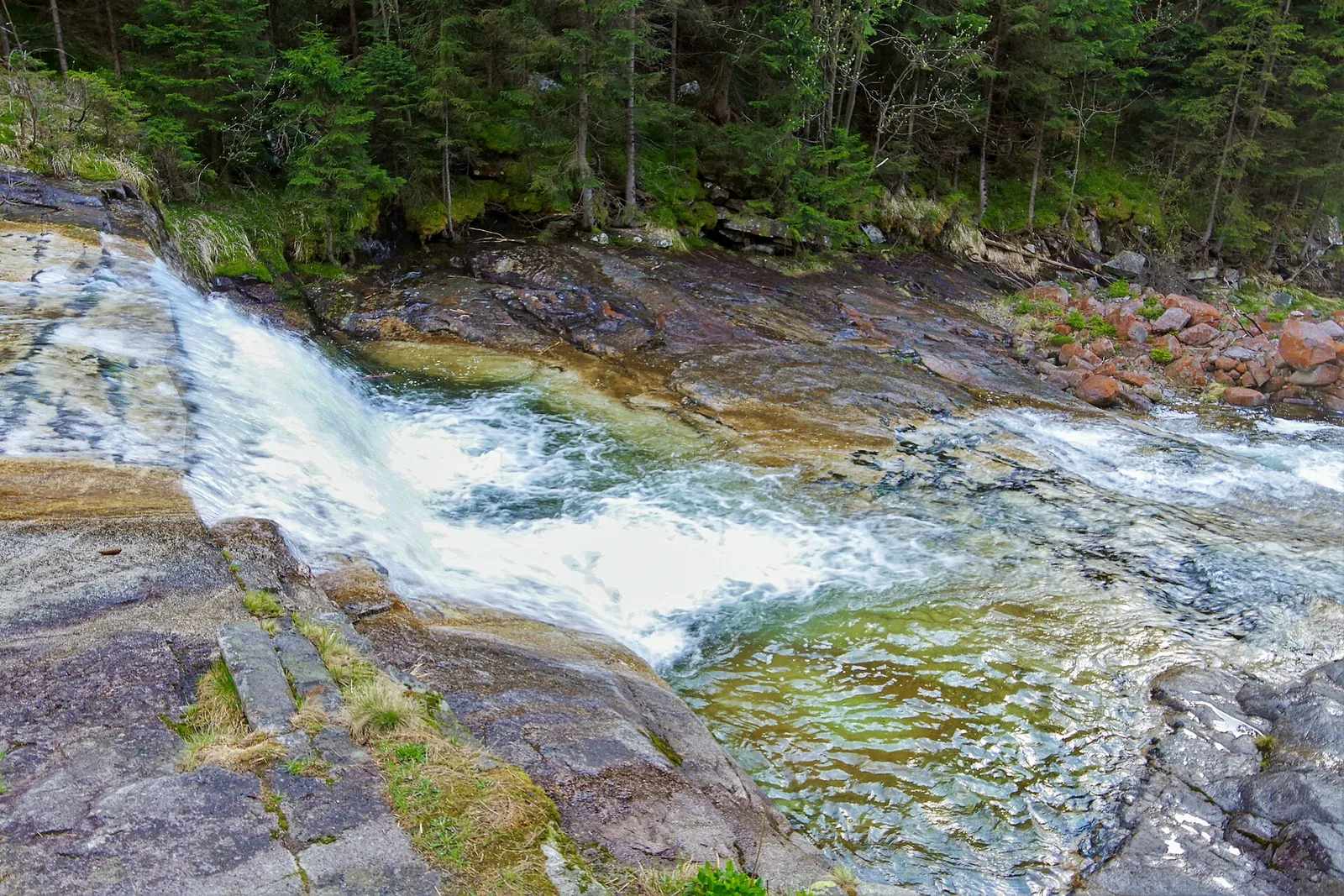 Wasserfall im Quellgebiet der Elbe im Riesengebirge (Krkonoše), Tschechien
