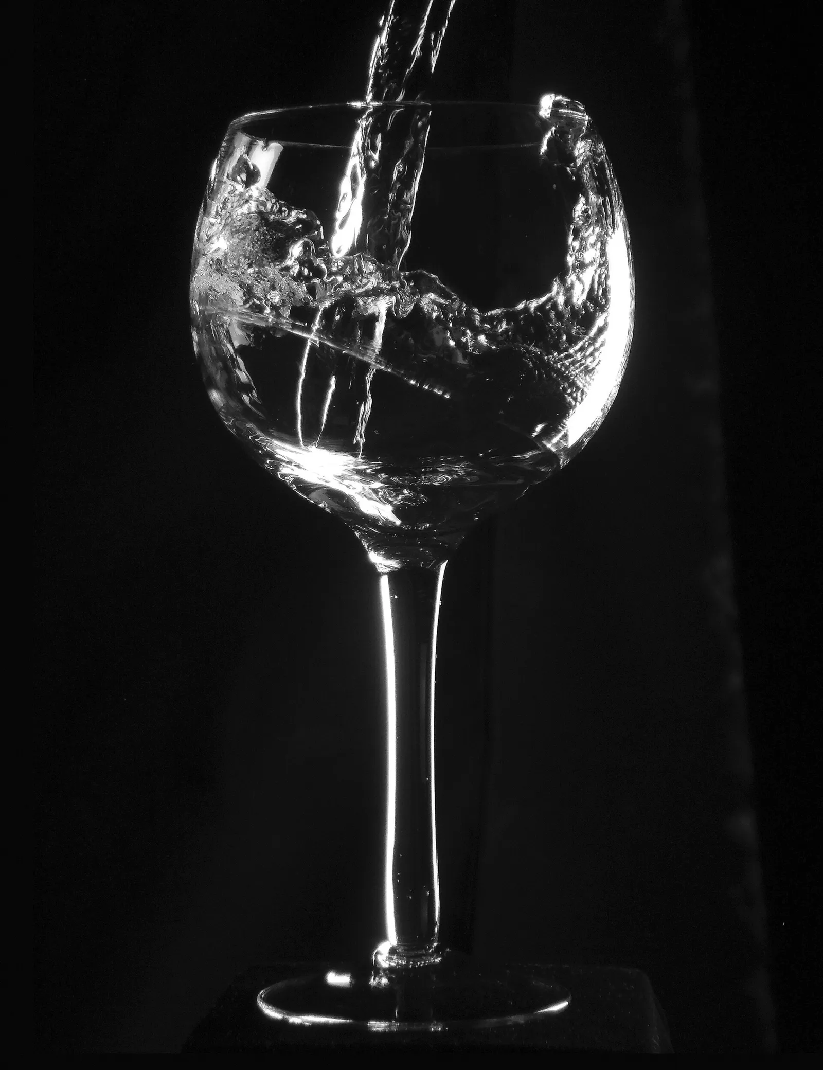 Ein Glas Wasser wird eingeschenkt (Symbolbild)