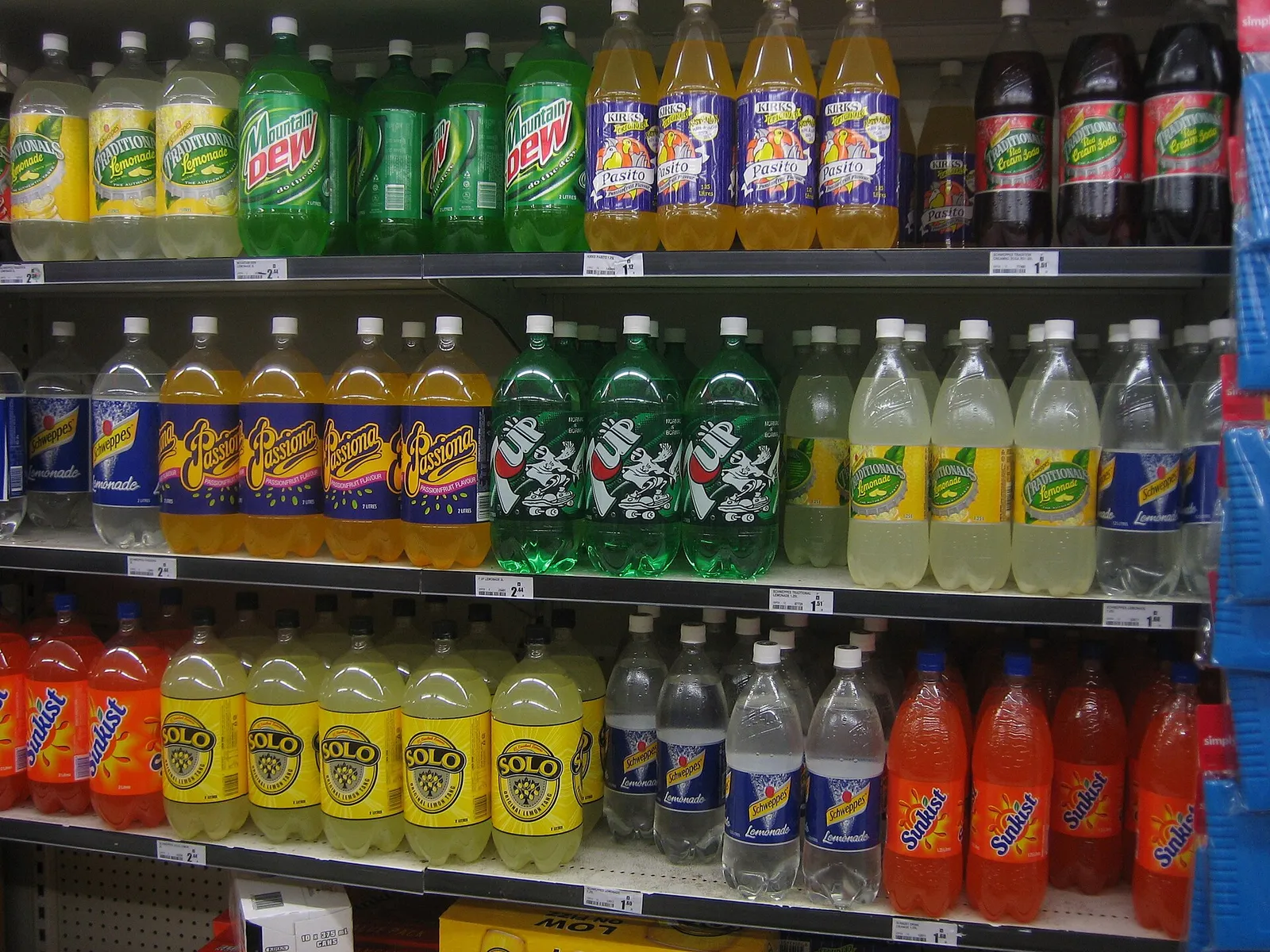 Softdrinks im Supermarktregal (Symbolbild)