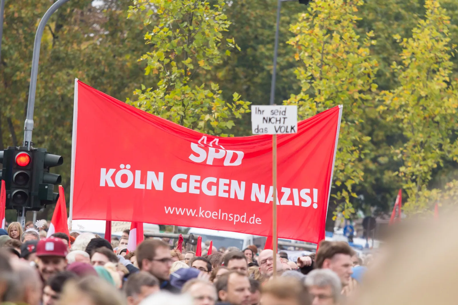 Menschen bei einer Demonstration gegen rechts (Symbolbild)