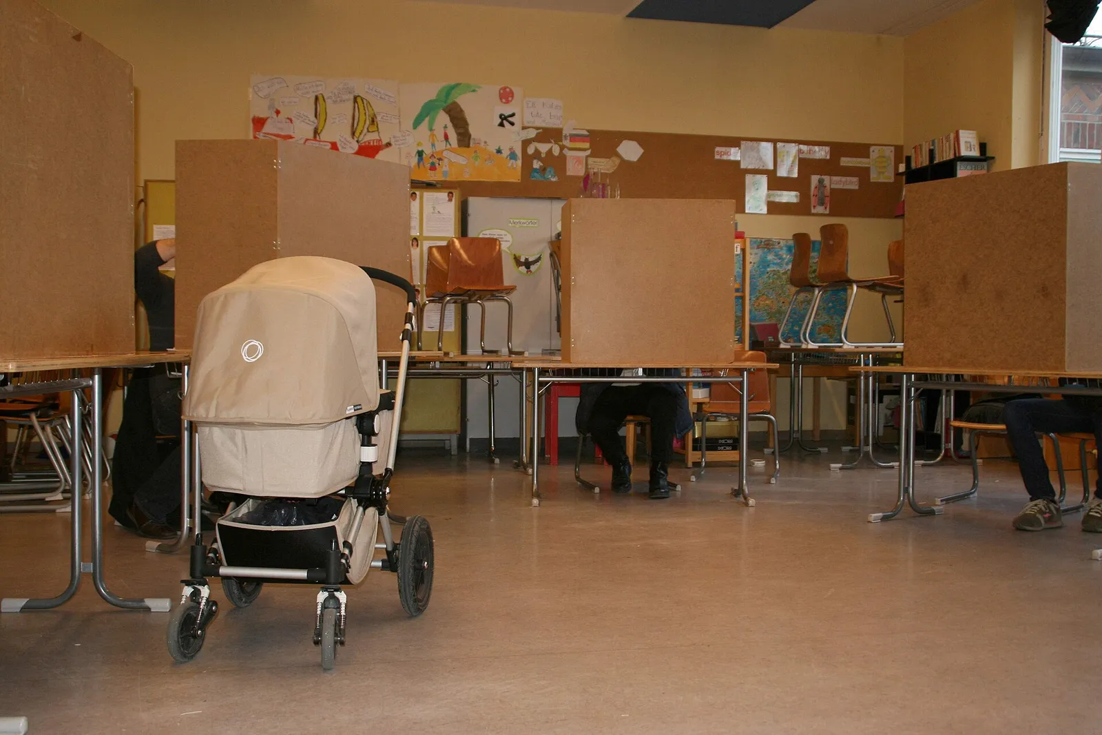 Ein Wahllokal mit Wahlurne (Symbolbild)
