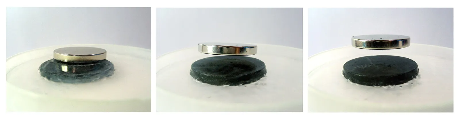 Ein Magnet schwebt über einem supraleitenden Material (Meißner-Effekt)