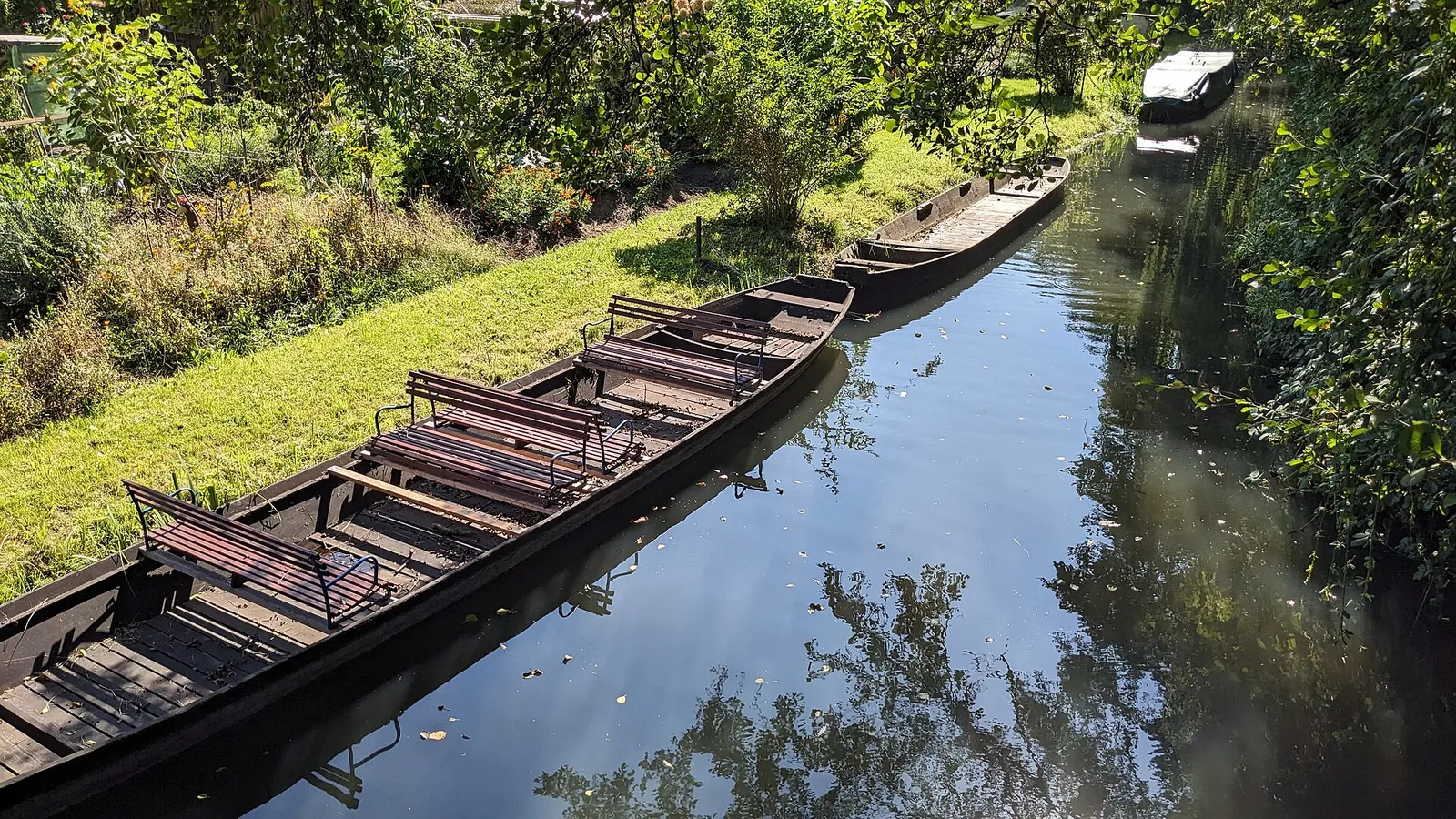 Traditionelle Kähne auf einem Fließ in Lübbenau im Spreewald