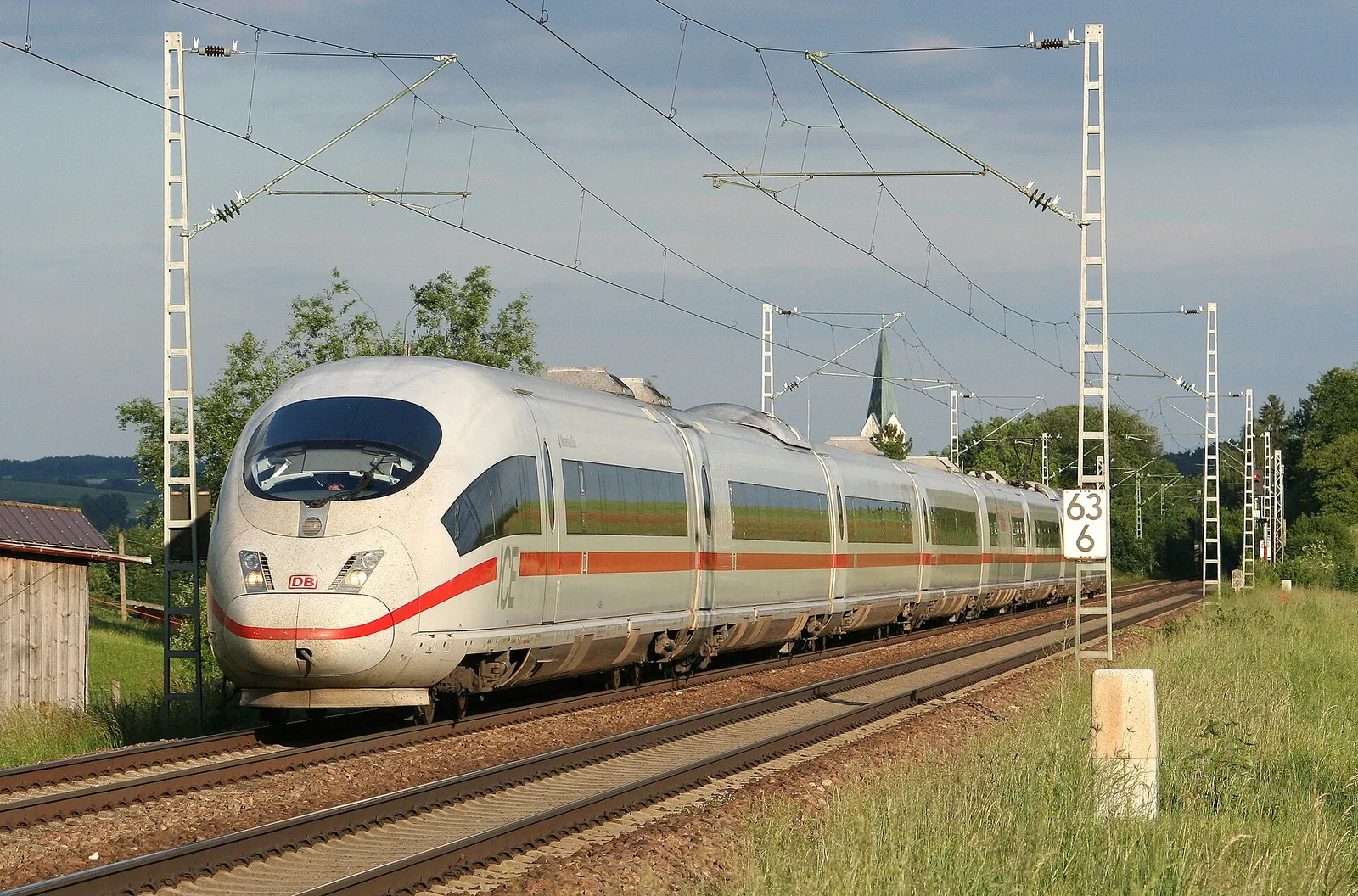 Ein ICE 3 auf freier Strecke (Symbolbild)