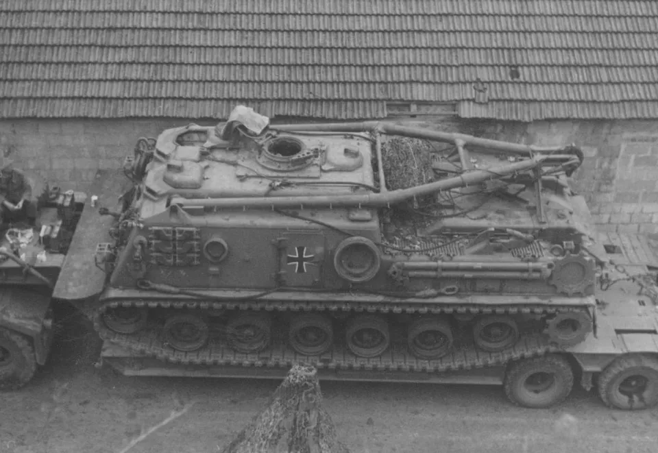 Ein Bergepanzer auf einer schweren Zugmaschine (Symbolbild)