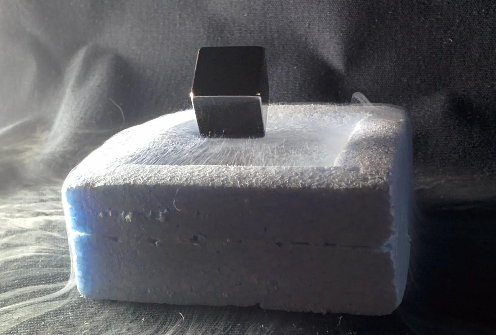 Ein Supraleiter schwebt über einem Magneten (Quantum Locking, Symbolbild)