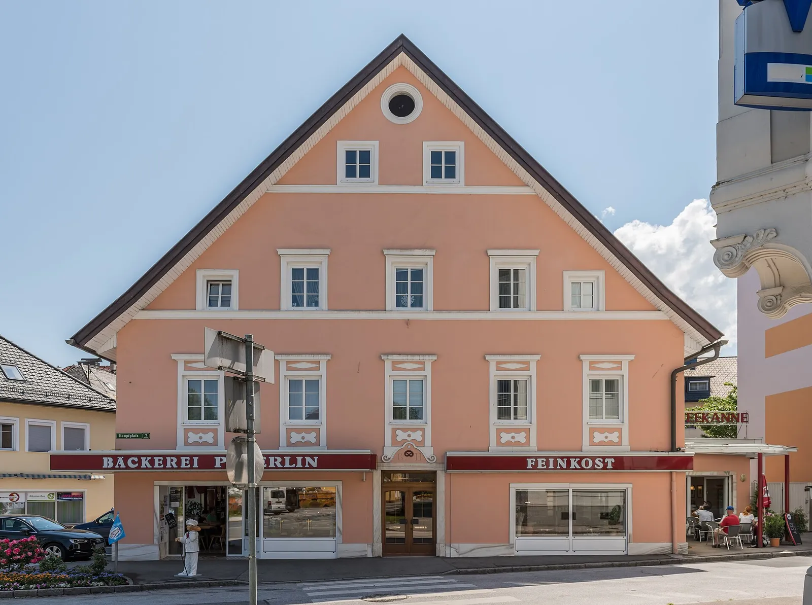 Auslage einer Bäckerei mit frischem Brot und Backwaren