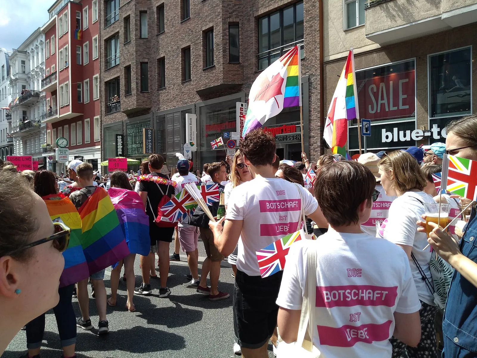 Regenbogenfahnen beim Christopher Street Day in Berlin (Archivbild)