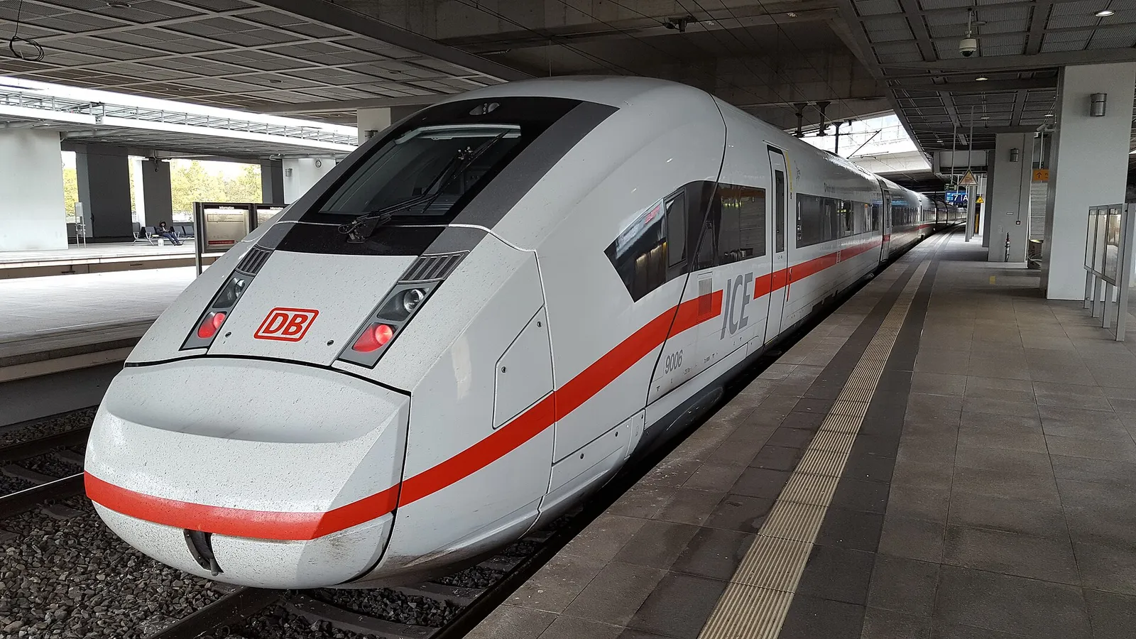 Ein ICE 4 der Deutschen Bahn am Bahnhof Berlin Südkreuz