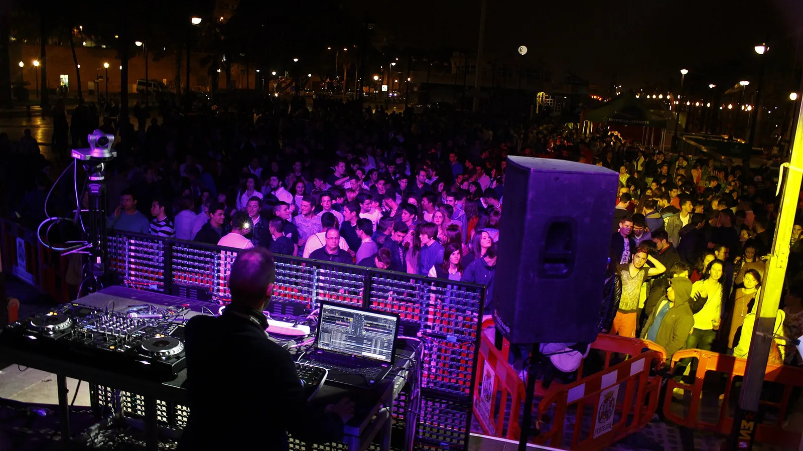 Elektronisches Musikfestival bei Nacht (Symbolbild)