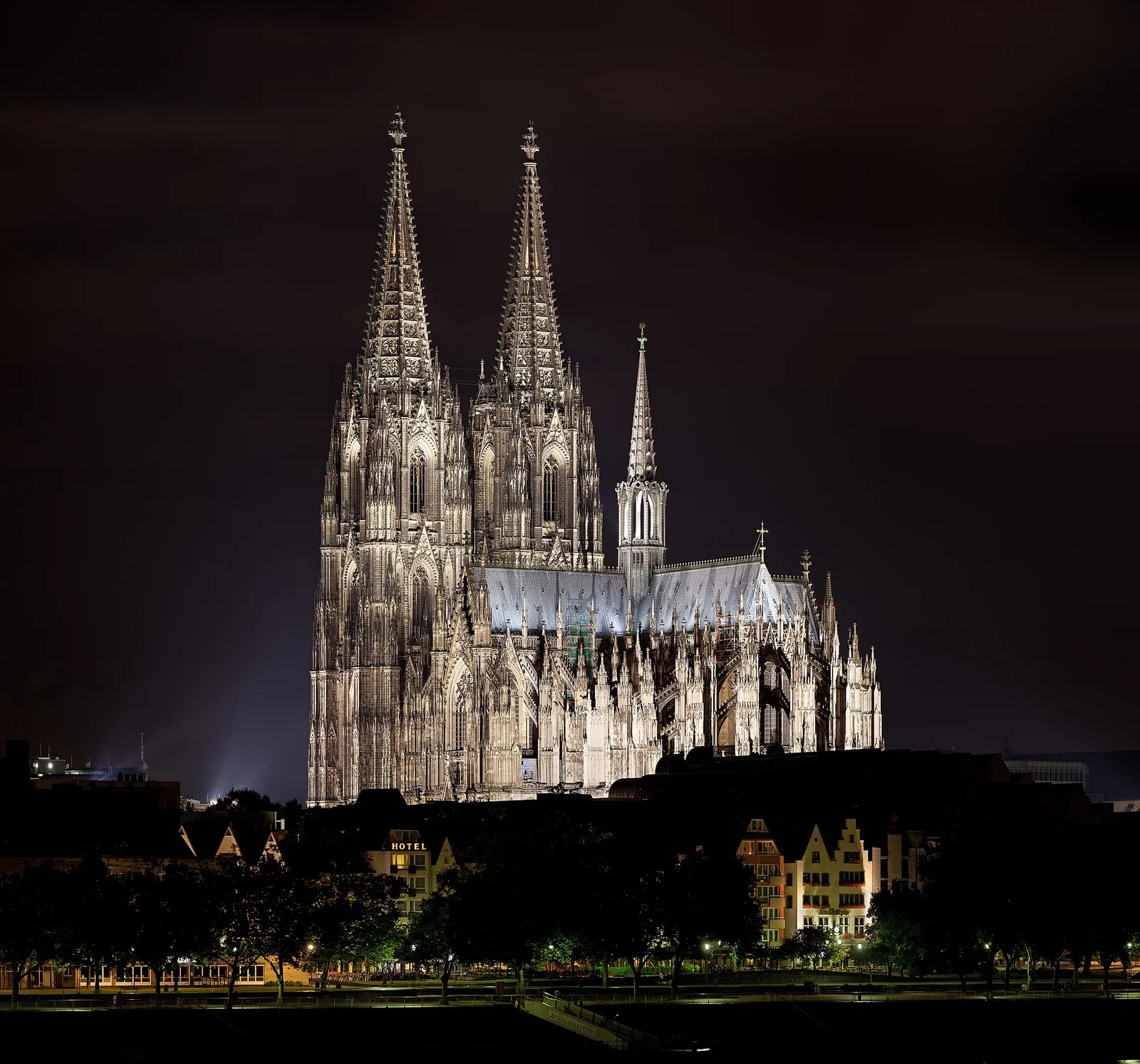 Der Kölner Dom bei Nacht (Archivbild)