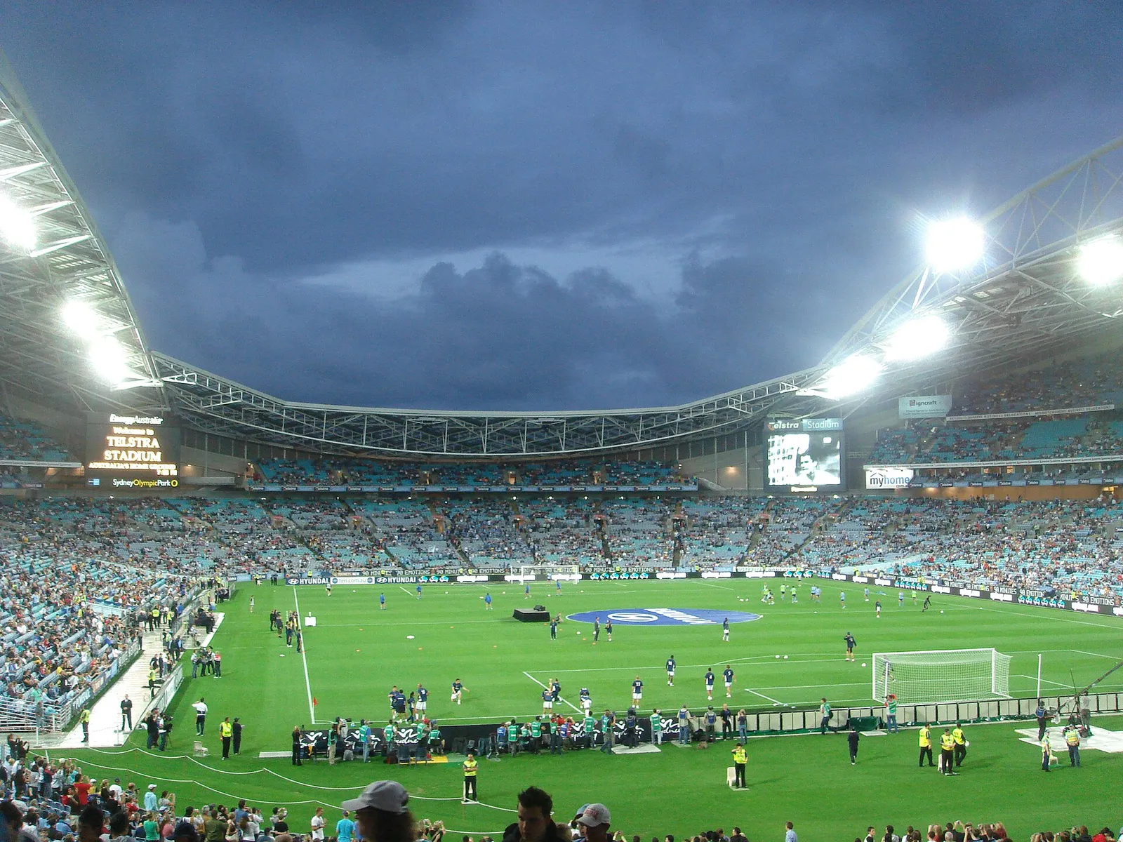 Ein Fußballstadion bei Nacht (Symbolbild)