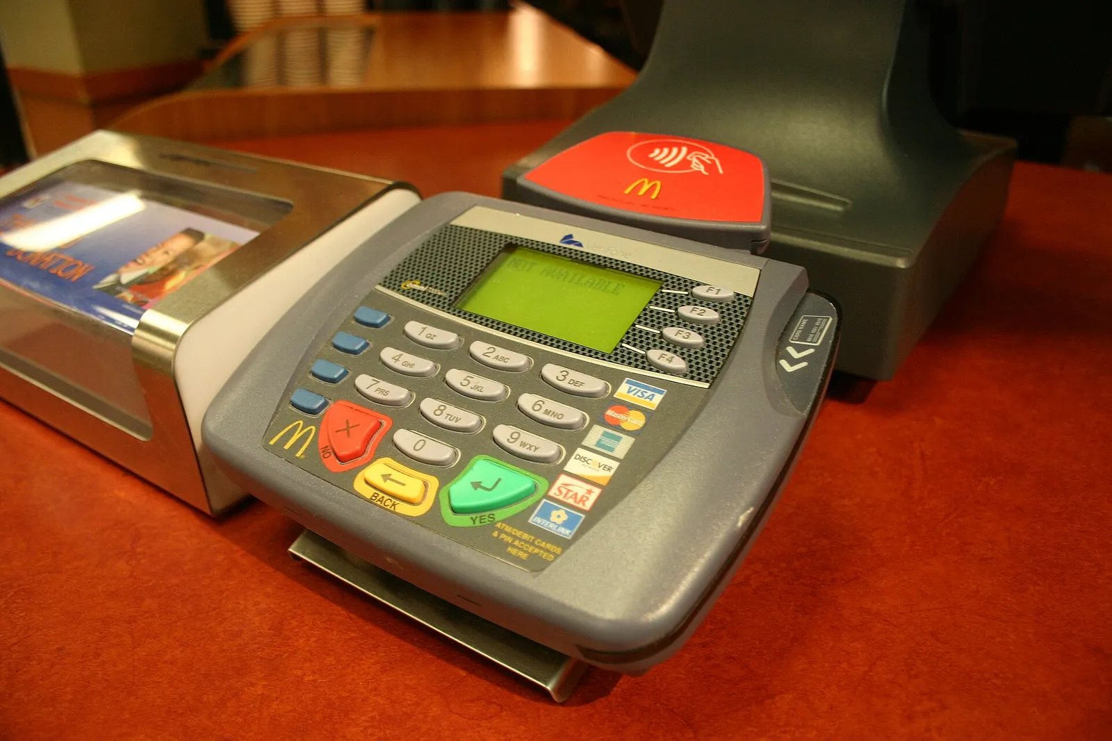 Kontaktloses Bezahlen an einem Kartenterminal (Symbolbild)