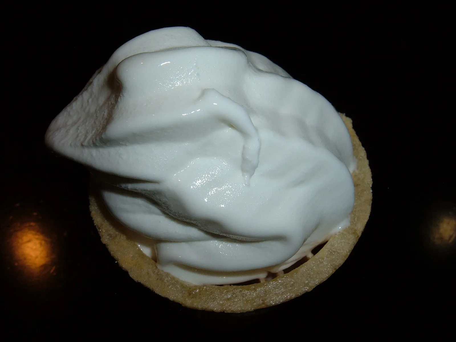Vanilleeis in der Waffel (Symbolbild)